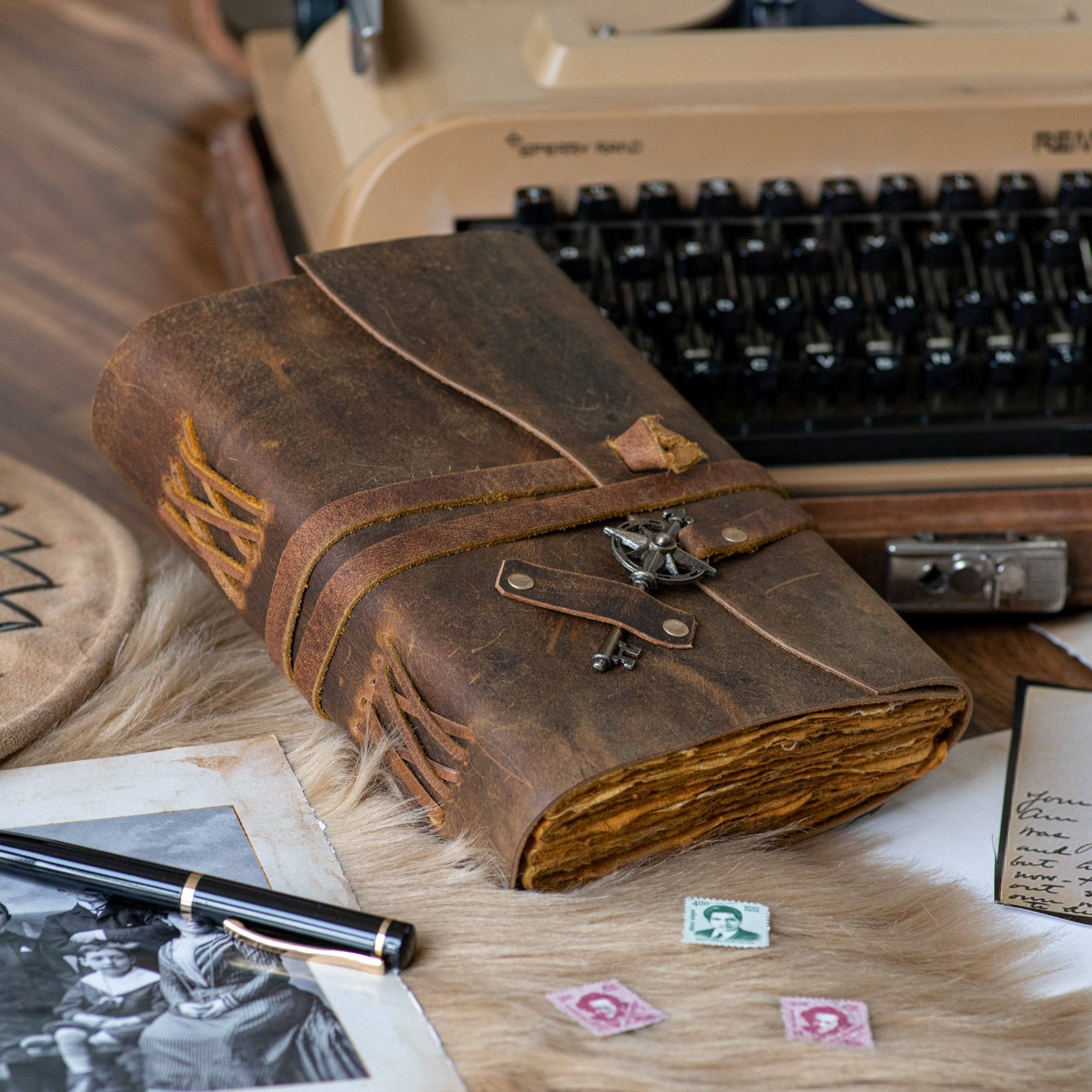 Diario vintage rilegato in pelle con chiave