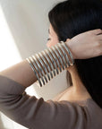 Quirky Fashions - Bracciale a spirale con avvolgimento tribale in argento.