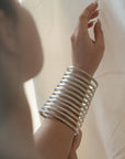Quirky Fashions - Bracciale a spirale con avvolgimento tribale in argento.