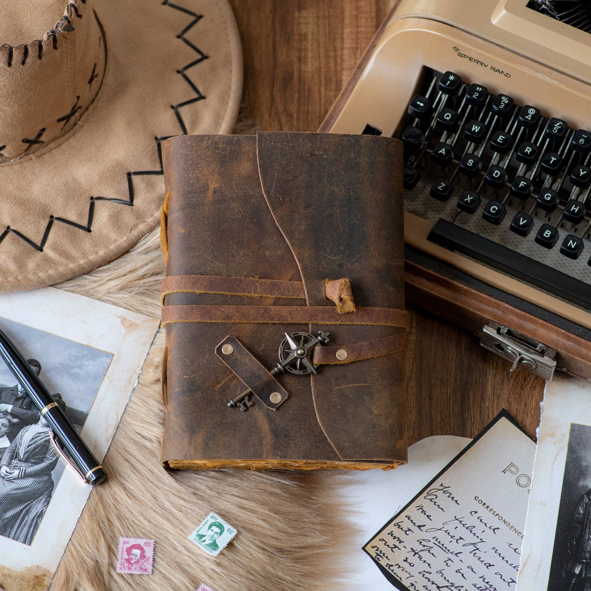 Diario vintage rilegato in pelle con chiave