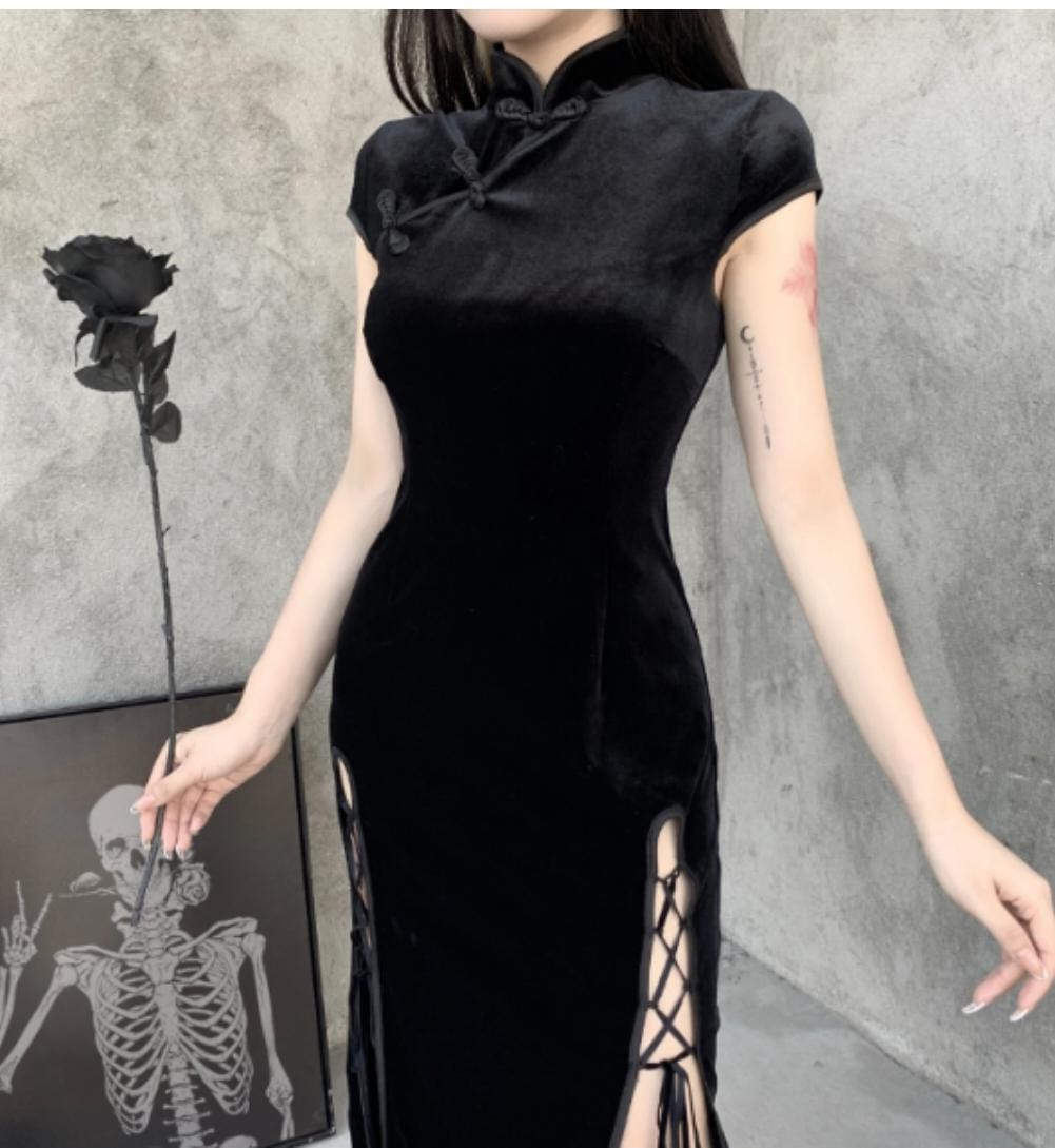 Vestito lungo in stile cinese e velluto nero.