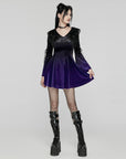 Punk Rave - Abito corto in velluto nero con lacci e colletto da bambola (Sfondo Viola)