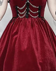 Vestito gotico in velluto rosso con balza pizzo, cammeo e catene