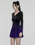 Punk Rave - Abito corto in velluto nero con lacci e colletto da bambola (Sfondo Viola)