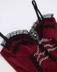 Vestito gotico in velluto rosso con balza pizzo, cammeo e catene
