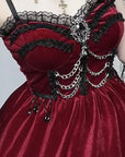 Vestito gotico in velluto rosso con balza pizzo, cammeo e catene