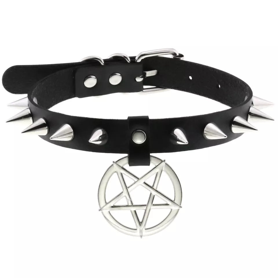 Choker con borchie e pentagramma vegan