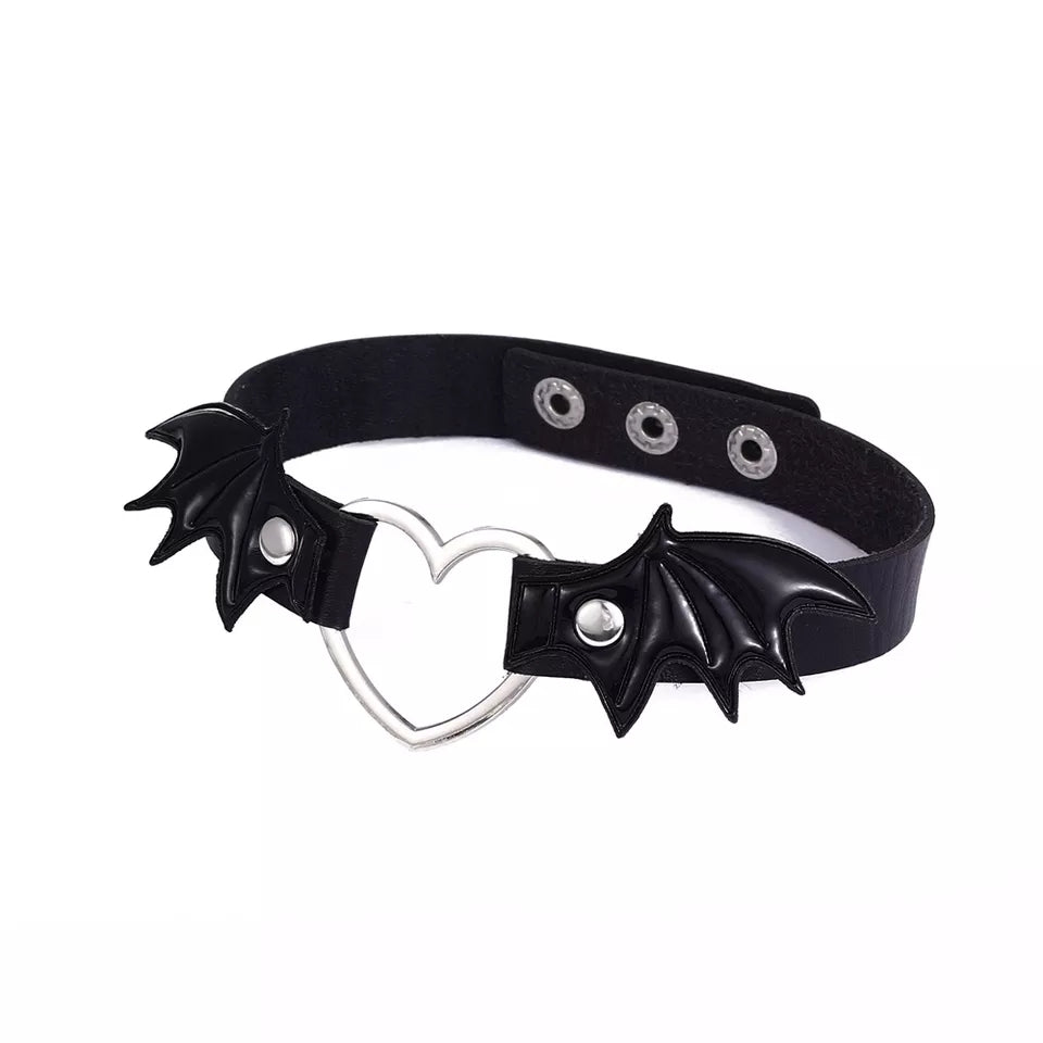 Choker cuore nero ed ali pipistrello vegan