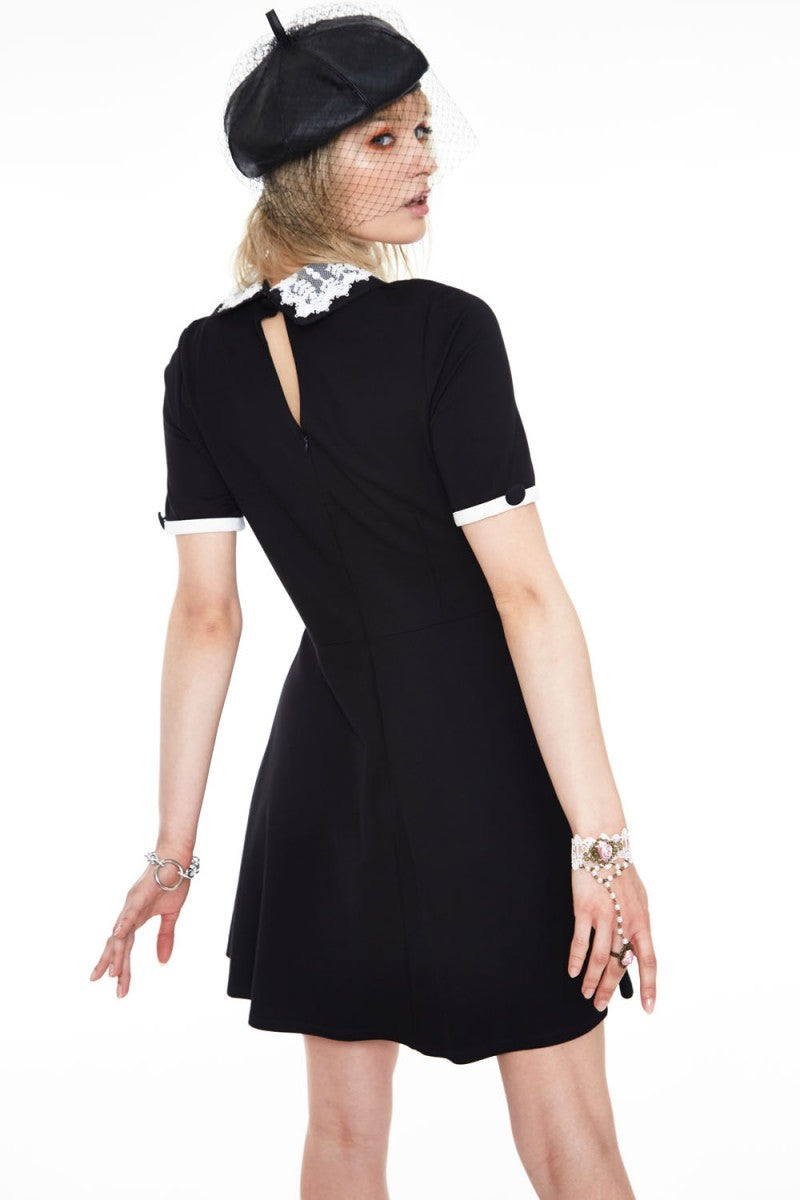 Vestito colletto a contrasto nero e merletto bianco stile Mercoledì