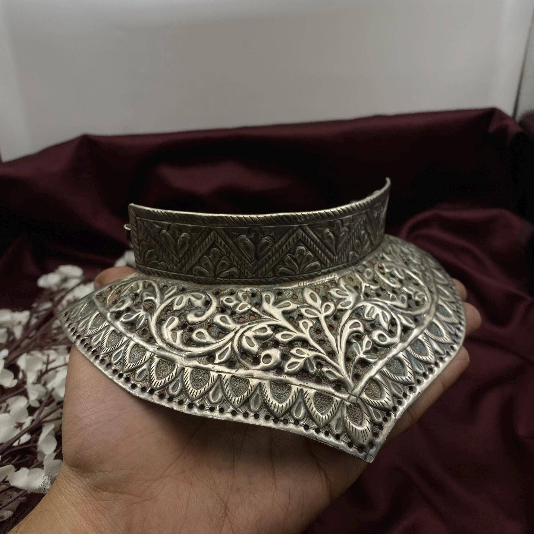 Quirky Fashions - Collana Girocollo Floreale in Argento Antico – Eleganza Vintage Fatta a Mano