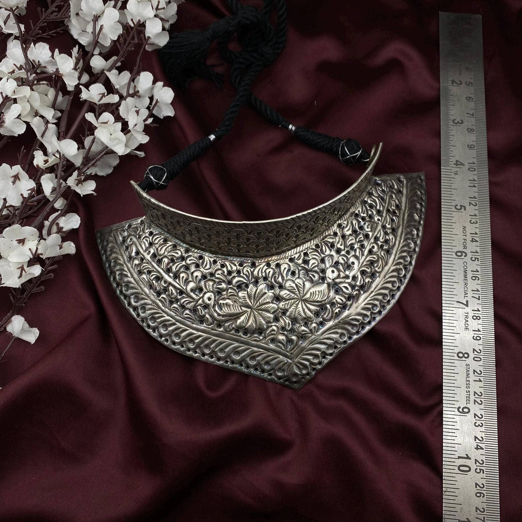 Quirky Fashions - Collana Girocollo Floreale in Argento Antico – Eleganza Vintage Fatta a Mano