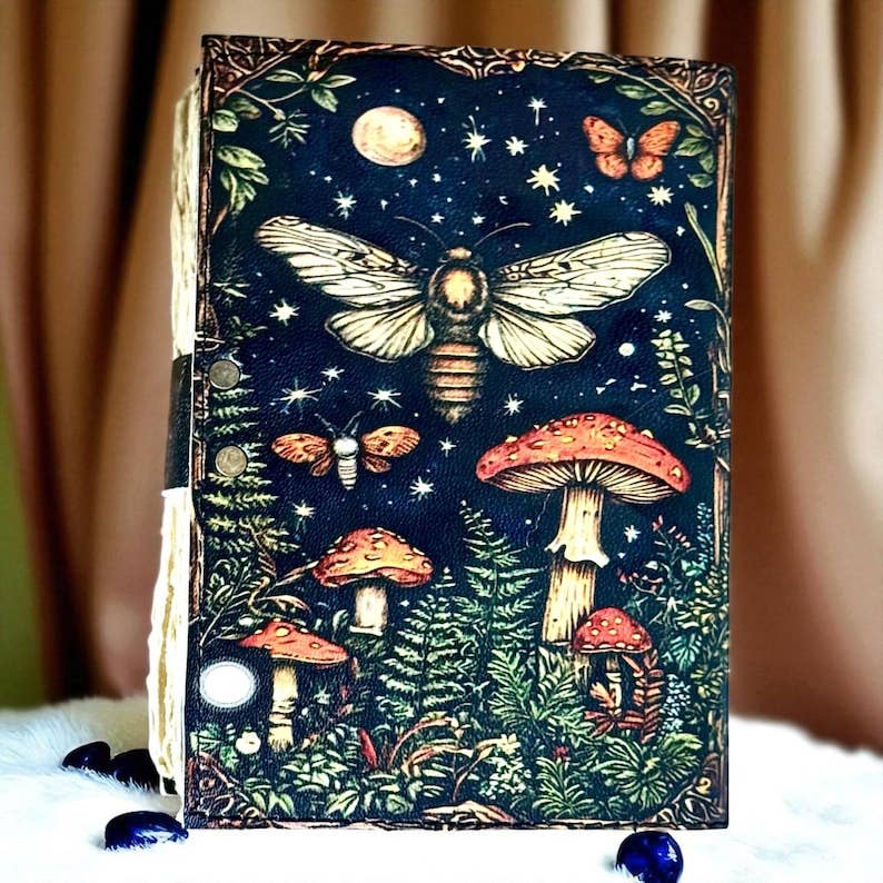 Leatherooze - Diario Grimorio in Pelle Fungo &amp; Falena Libro degli Incantesimi Celestiale