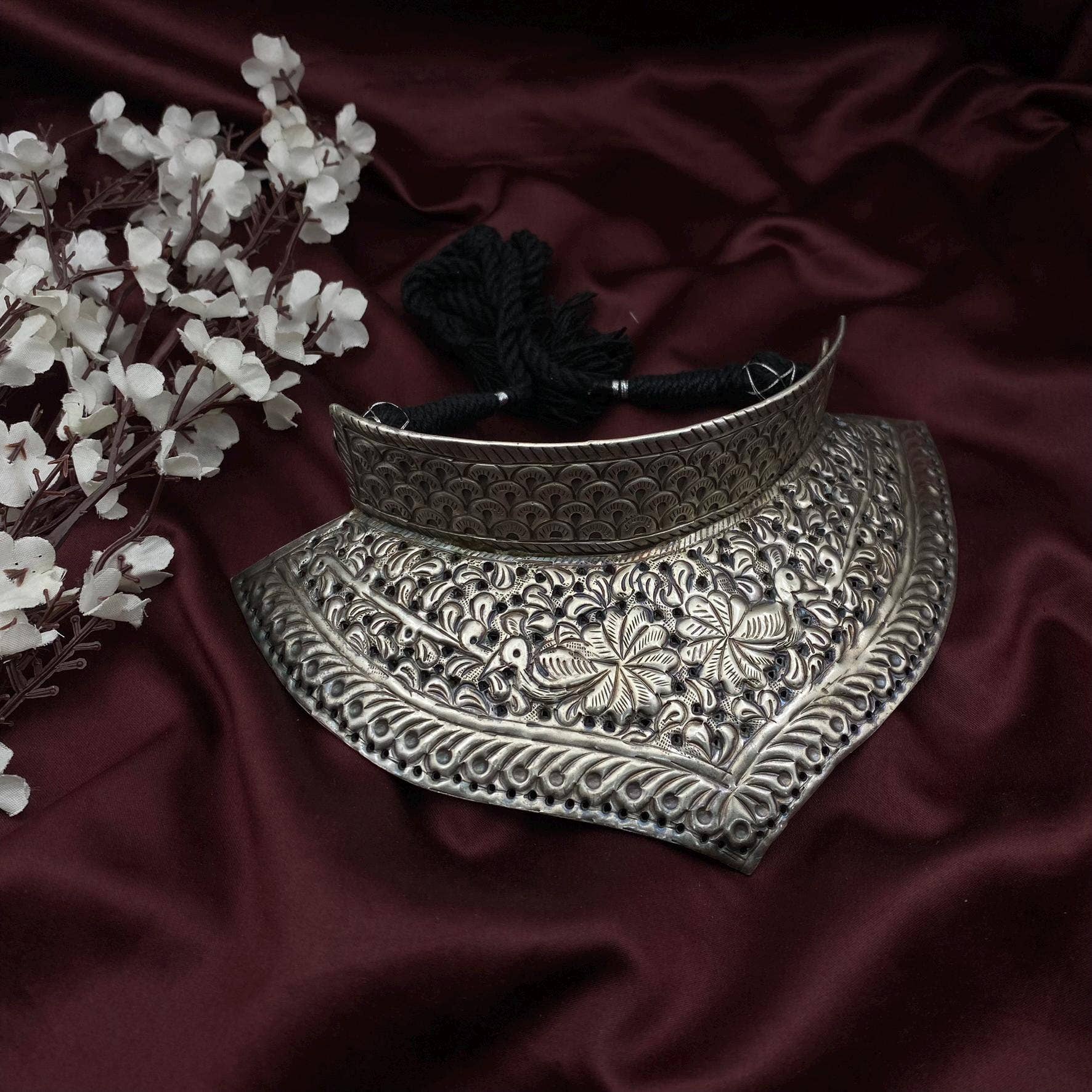 Quirky Fashions - Collana Girocollo Floreale in Argento Antico – Eleganza Vintage Fatta a Mano