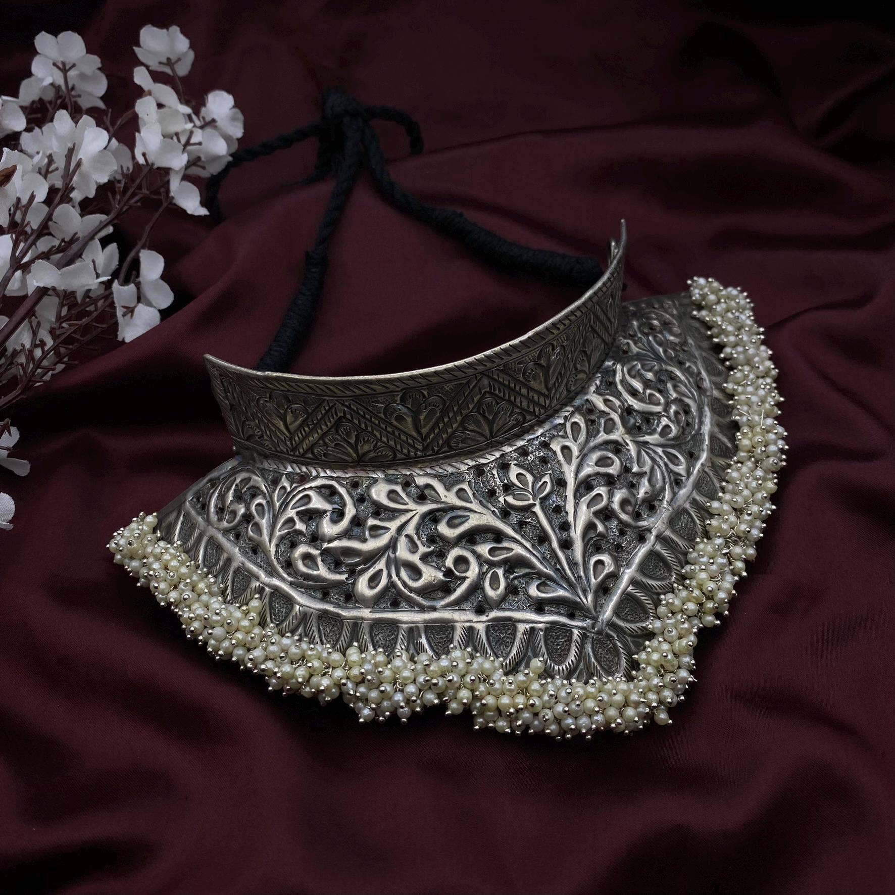 Quirky Fashions - Collana Girocollo Floreale in Argento Antico – Eleganza Vintage Fatta a Mano